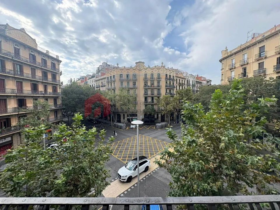 Vivienda esquinera y con encanto en el corazón del Eixample con el estilo clásico de la ciudad de Barcelona.