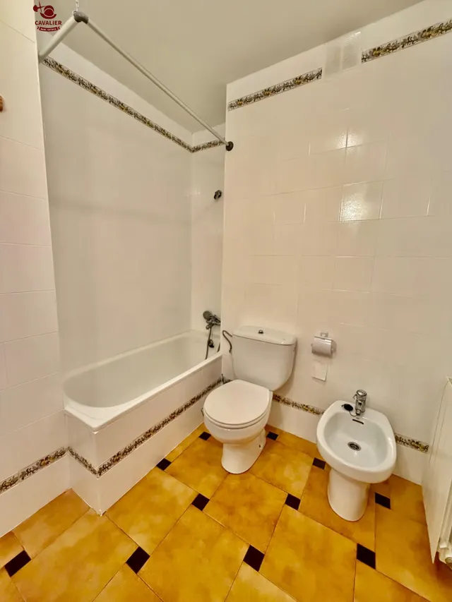 Piso exterior para entrar a vivir en 2ª planta de edificio sin ascensor. Con 115 m2 construidos, 3 dormitorios, 2 baños y terraza. — 23