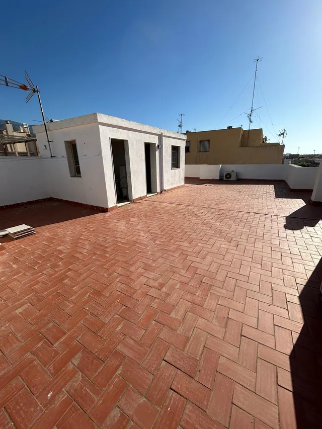 VIVIENDA SOBRE LOCAL EN SANTA MARÍA DEL ÁGUILA — 28