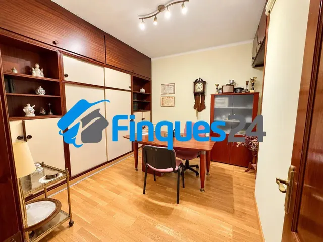 Amplio piso de 4 habitaciones en el centro de Manresa — 26