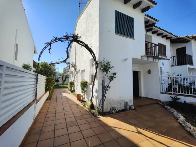 Casa adosada en Calafell de 3 habitaciones y gran jardín cerca del tren — 37