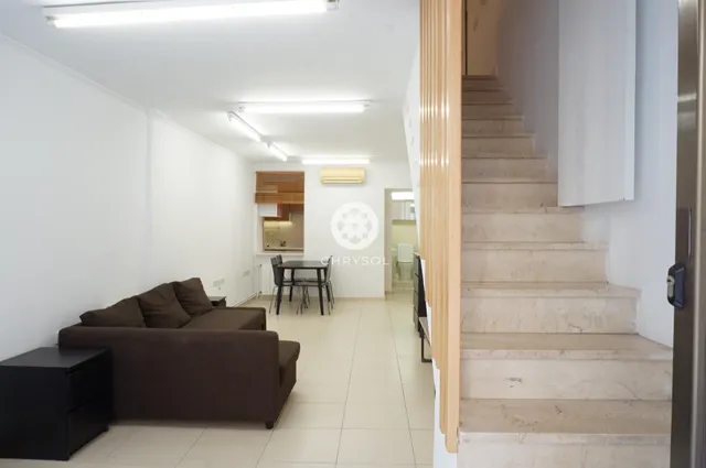 Local- Loft- duplex de 83m2 en el centro de Gracia, amueblado y totalmente equipado. — 3
