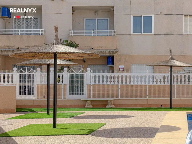Encantador apartamento tipo bungalow con amplia terraza y licencia turística + Piscina comunitaria + Amplio patio — 4