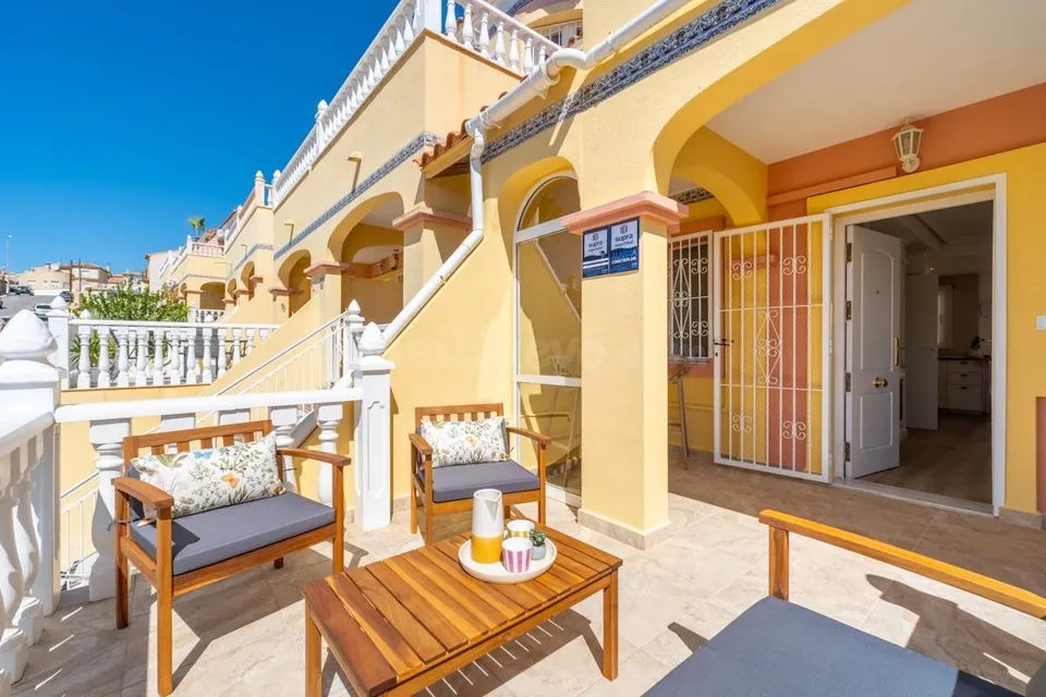 Encantadora vivienda reformada con terrazas, patio privado y piscina comunitaria