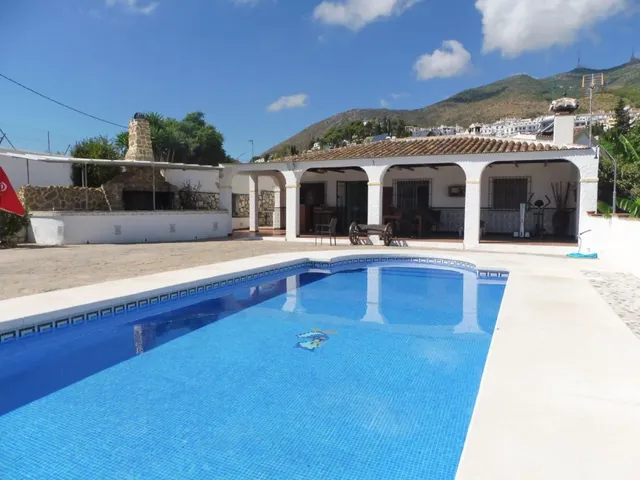 Chalet de 3 dormitorios con 2221m2 de parcela y vistas panorámicas — 16