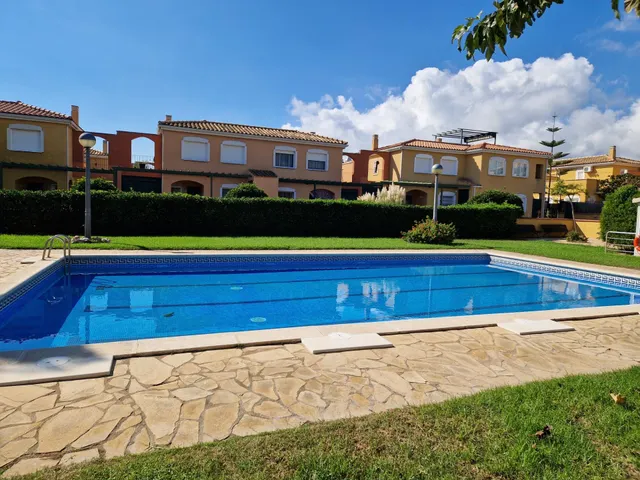 Acogedora Casa Adosada en Miami Platja con Jardín Privado y Piscina Comunitaria — 20