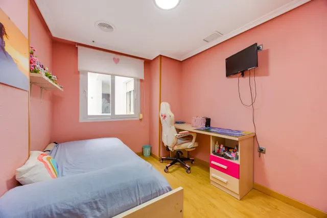 Amplio piso con 4 dormitorios, terraza y garaje en el centro de Torrevieja — 29