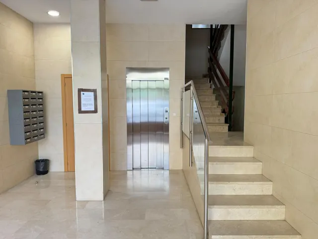Se alquila amplio piso con plaza de parking — 36