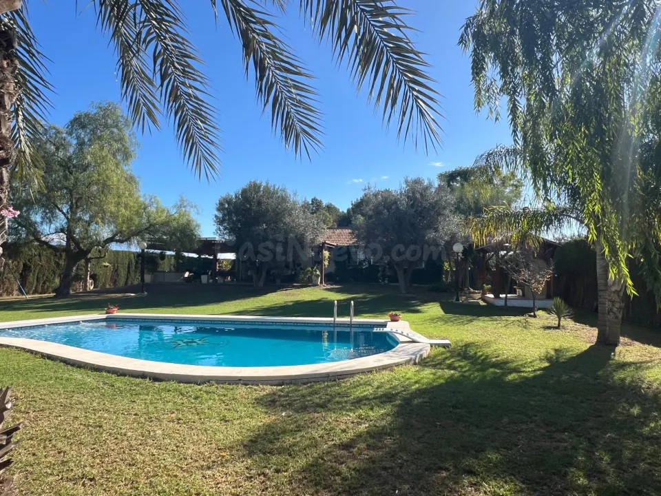 Una casa rural verdaderamente especial: privada, acogedora y perfectamente conectada tanto con el pueblo como con la costa. Bienvenido a un lugar dondela paz, el espacio y la naturaleza se fusionan