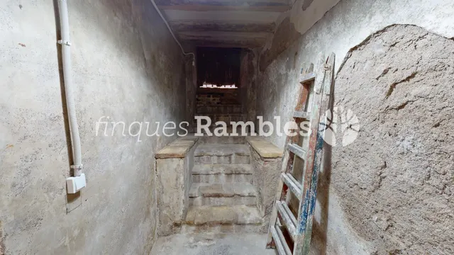 Casa de poble al centre de La Pobla de Claramunt amb molt potencial — 16