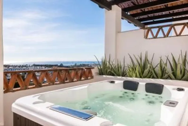 Ático dúplex con impresionantes vistas al mar en Selwo, Este - foto 2