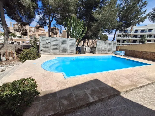 CHALET EN ORIHUELA COSTA CON GRAN PARCELA Y PISCINA PRIVADA — 8