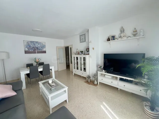 Amplio piso de 4 dormitorios con garaje y trastero en Camas - foto 3