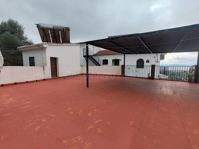 Casa en venta en Alcaucín – Espacio, luz y encanto en tres p - foto 2