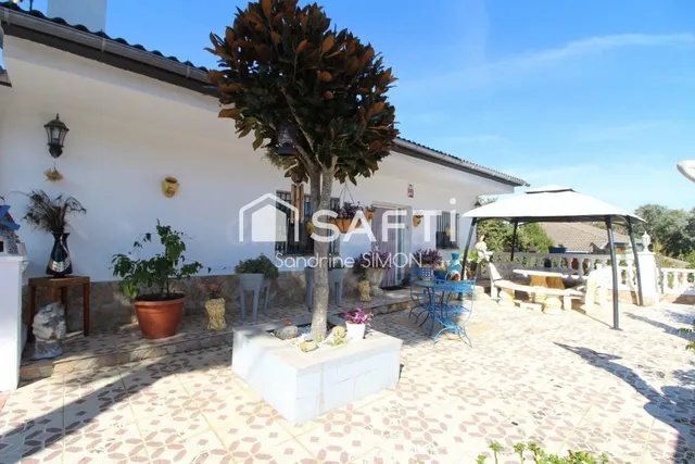 Bonita casa con 2 viviendas !