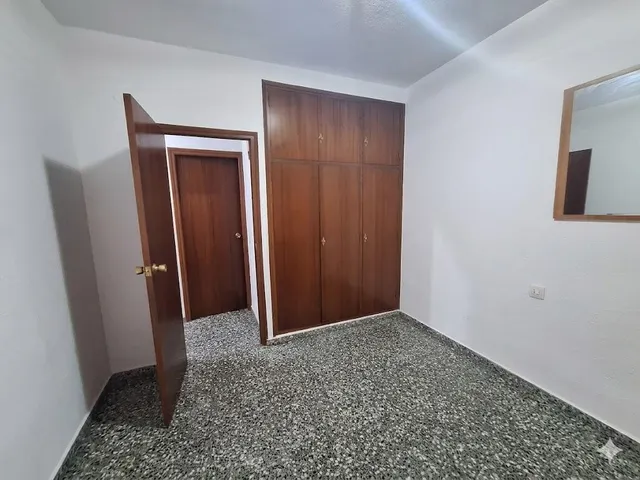 Amplia casa con 5 dormitorios, patio y planta baja ideal para garaje, negocio o proyecto — 22