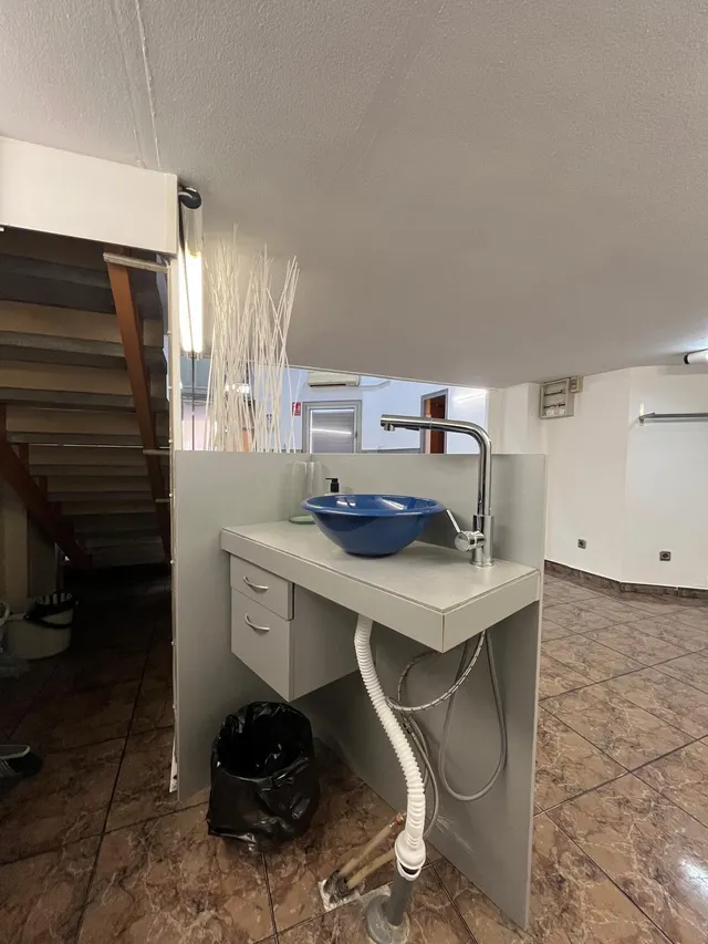 LOCAL COMERCIAL CON ALTILLO SITUADO EN ZONA  DR. PUJADES — 10