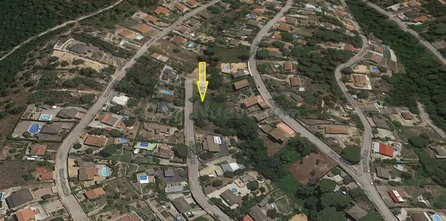 Parcela edificable de 853m2 en la Urbanización Montbarbat co