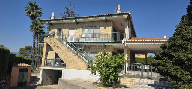 Chalet independiente con dos viviendas, piscina y gran parce - foto 4