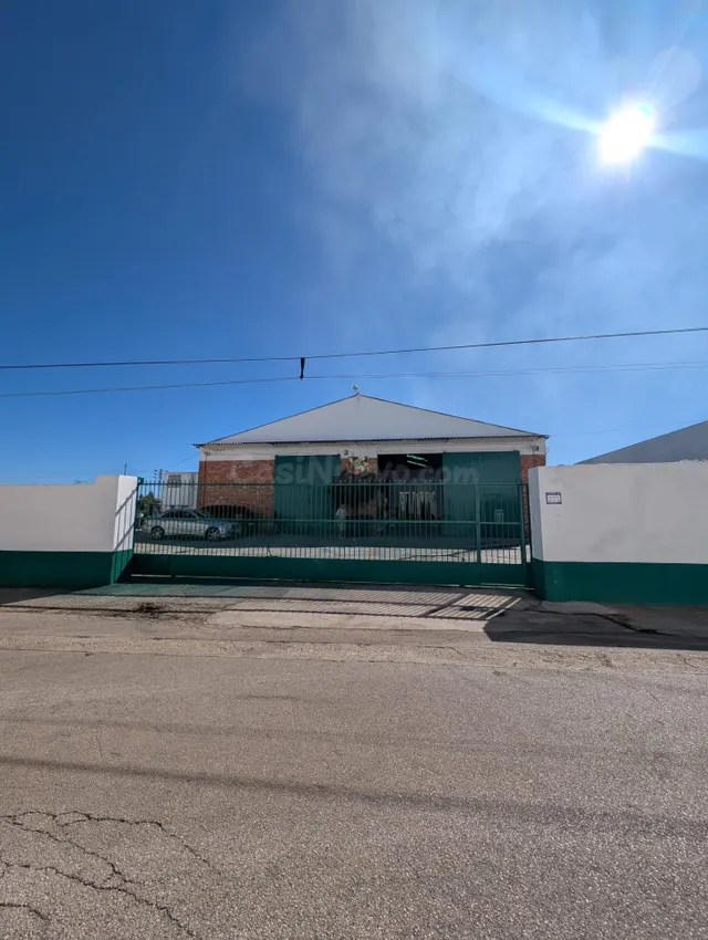 NAVE INDUSTRIAL EN ALZIRA CON 3.678 m2 DE PARCELA Y POTENCIA