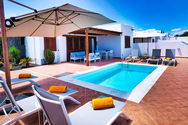 Villa con piscina y vistas despejadas a hacia el paisaje volcanico — 2
