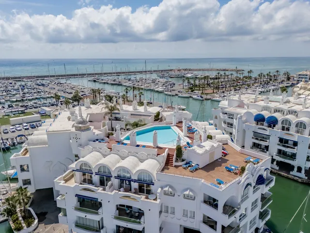 Ático de 2 dormitorios en Puerto Marina, sol de mañana — 22