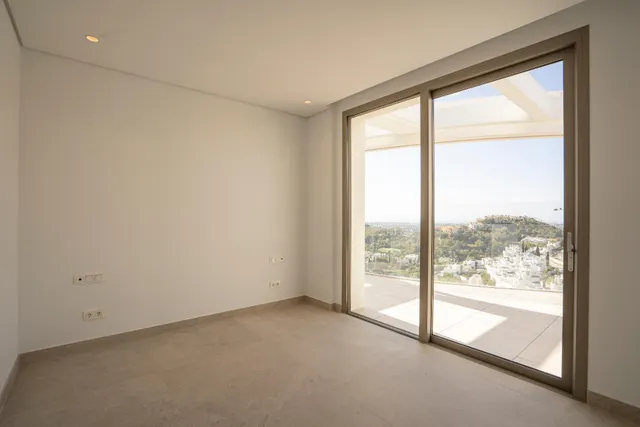 Espectacular Ático de Lujo con solarium, piscina privada y vistas al mar. 4 dormitorios y 4 baños. Benahavis — 40
