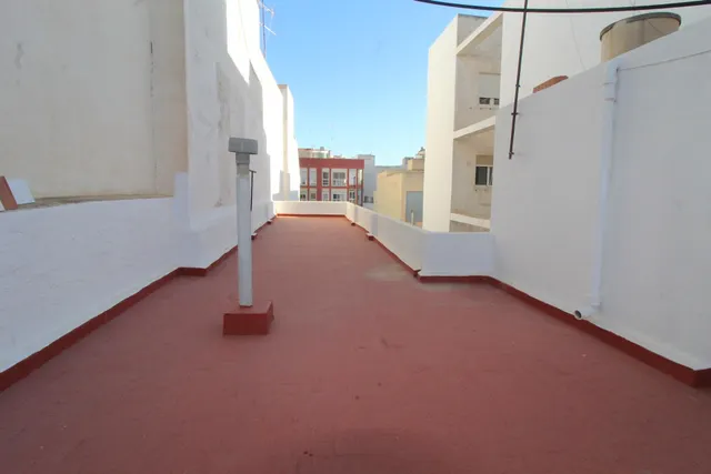 Gran piso en el centro de Torrevieja con 4 dormitorios a 900m del mar — 25