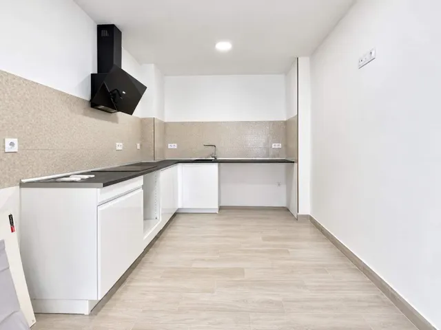 CASA DE DISEÑO A ESTRENAR CON GARAJE EN PILES CONSTRUIDA EN 2024. PISCINA CHILLOUT PRIVADA. — 7