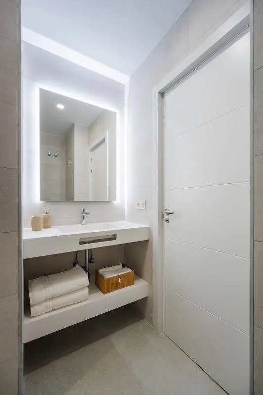 Exclusivo apartamento reformado a estrenar en primera línea de playa, con vistas al mar en el Puerto de Estepona — 21