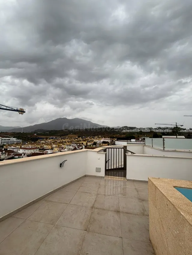 Se vende ático con piscina privada en Estepona - foto 3