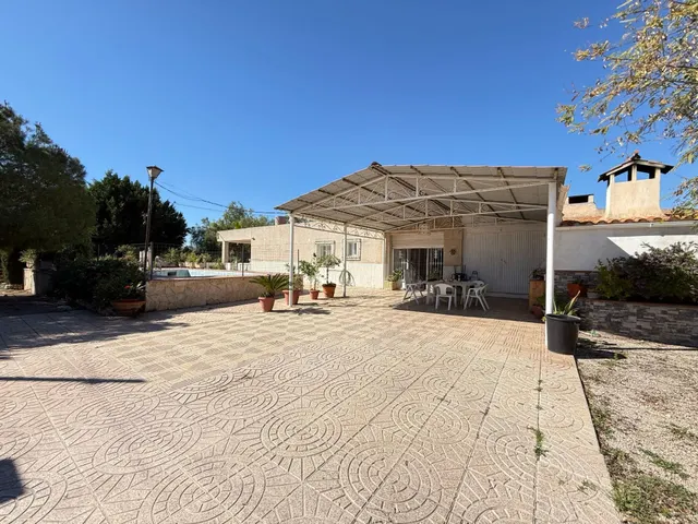 Encantador Chalet en Crevillente con Amplio Terreno y Piscina Propia — 2