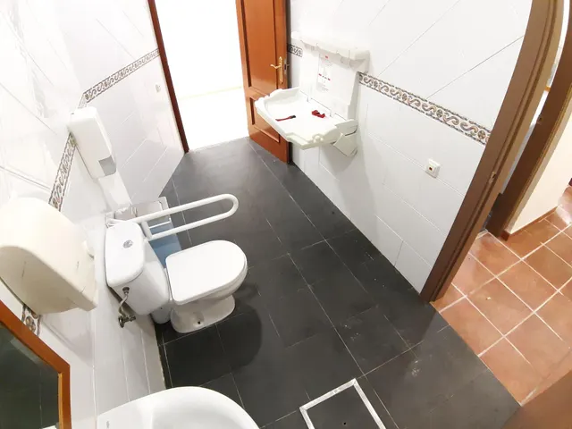 Amplio Local Comercial de 600 m2 en Ubicación Estratégica de Calahonda Baja — 35