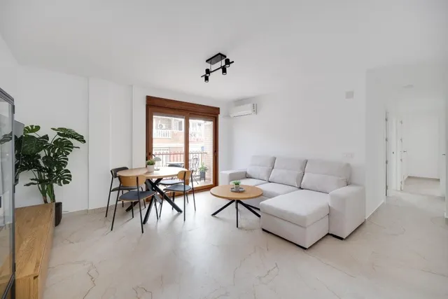 Ático reformado en venta en Torrevieja a 100 metros de la playa del acequión, con 3 dormitorios y 2 terrazas — 3