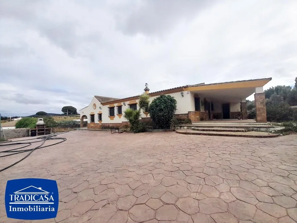 ARCOS DE LA FRONTERA, FINCA RÚSTICA DE 5.685M2, 2 CHALETS, BOXES Y ESTABLOS PARA CABALLOS