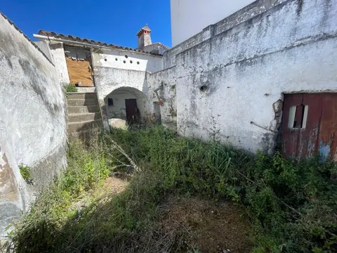 AMPLIA CASA CON PATIO EN ARROYO DE LA LUZ