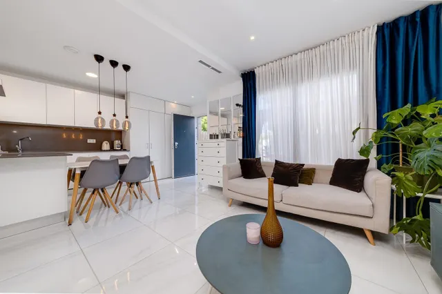 Casa adosada moderna y espaciosa (aprox. 116 m2) con 3 dorm, 3 baños, varias terrazas, y gran piscina comunitaria. Cerca de campos de golf, La Zenia Boulevard, y a poco más de 5 km de las playas. — 8