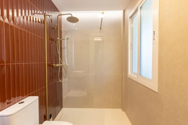¡exclusivo apartamento en primera linea de playa con reforma integral de alta gama! — 28