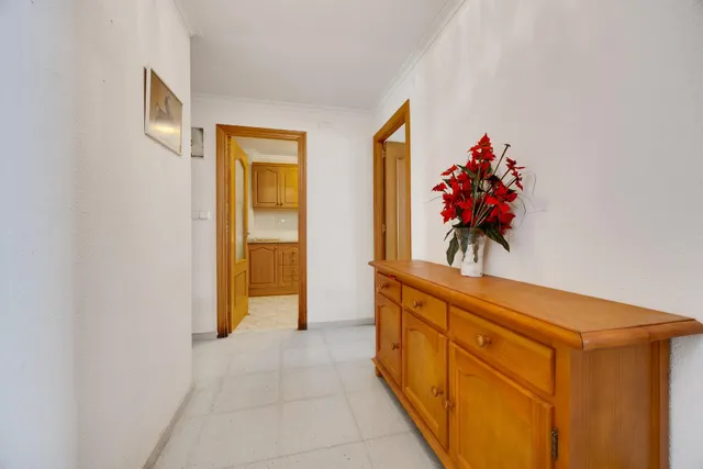Gran piso de 4 dormitorios y dos baños en el corazón de Torrevieja, a menos de 500 metros del mar — 13