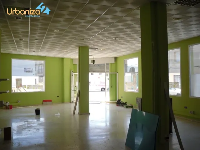 SE VENDE LOCAL DIAFANO DE ESQUINA CON GRANDES CRISTALERAS Y ACONDICIONADO EN  CTRA. OLIVENZA. — 5
