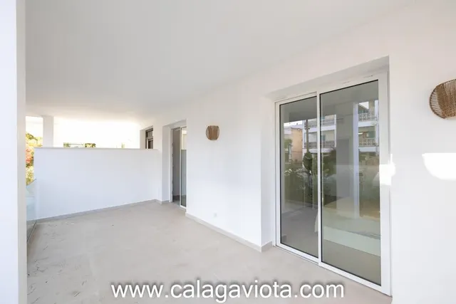 Planta baja con piscina privada y amplias terrazas — 9