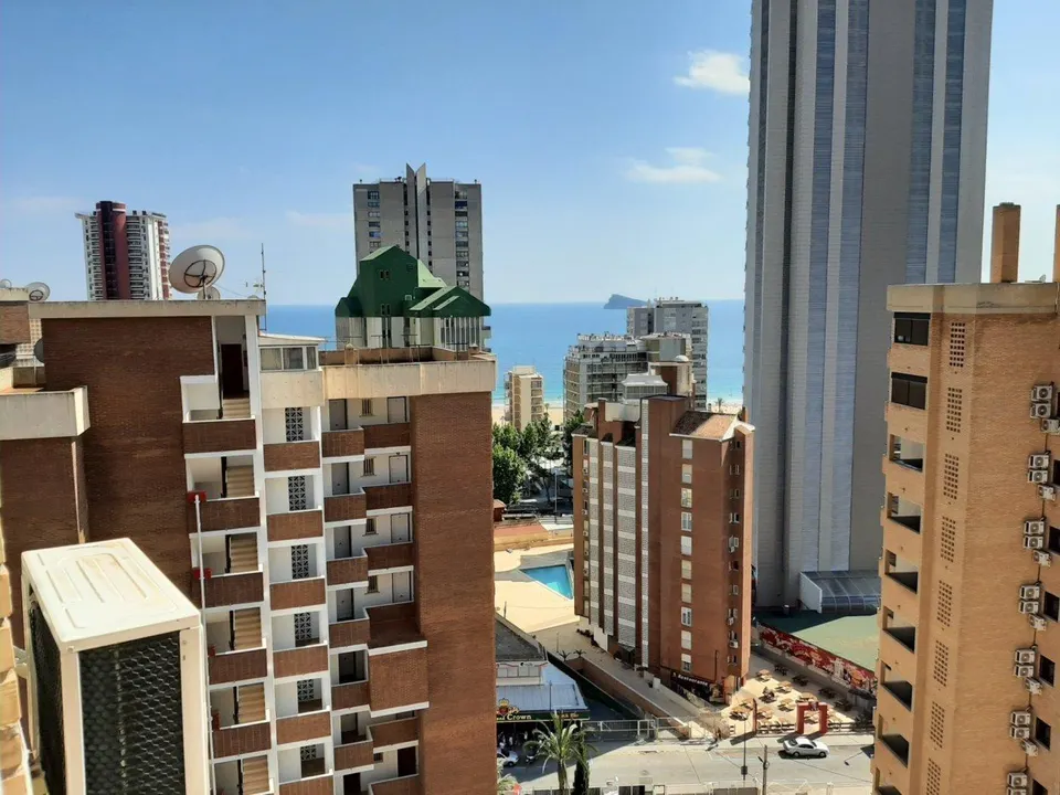 Acogedor apartamento cerca de playa Levante con vistas al mar y Benidorm.
