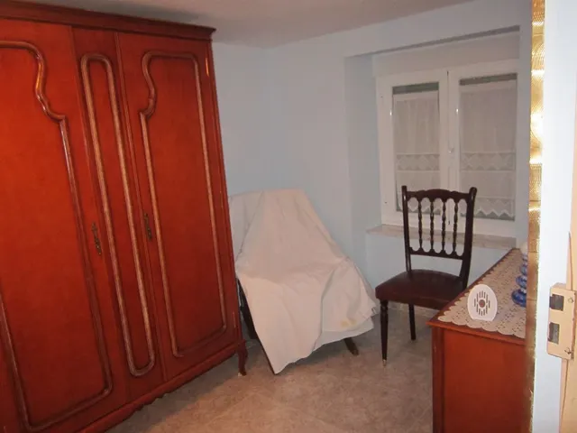 SE VENDE CASA DE VERANO EN EL CENTRO DE VALENCIA DE DON JUAN, PEQUEÑO PATIO. — 13