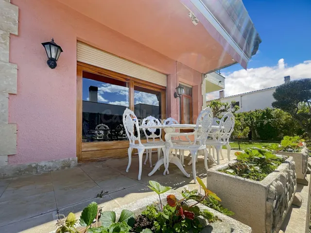Roses | Elegante villa con jardín, bodega y amplios espacios