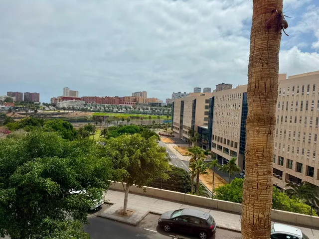 Piso en esquina con terraza junto al Hospital Universitario Dr. Negrín. — 6