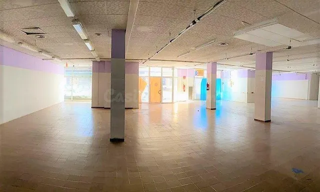 2 LOCALES UNIDOS CON UN TOTAL DE 480M2 EN LA MEJOR ZONA DEL  - foto 2