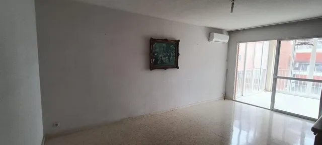 Piso de 3 dormitorios con piscina y garaje en urbanización cerca de la playa — 8