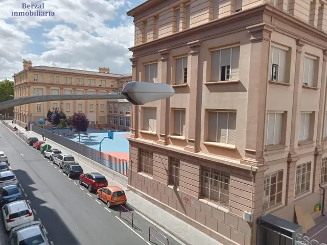 Piso de 75 metros construidos en Logroño, Zona Centro Ayuntamiento con piscina comunitaria — 24