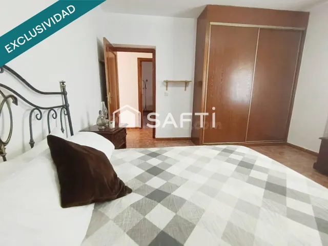 Chalet independiente en Cobisa con 8 dormitorios, piscina y jardín — 12