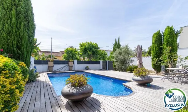 Espectacular casa reformada con piscina en Empuriabrava - foto 3